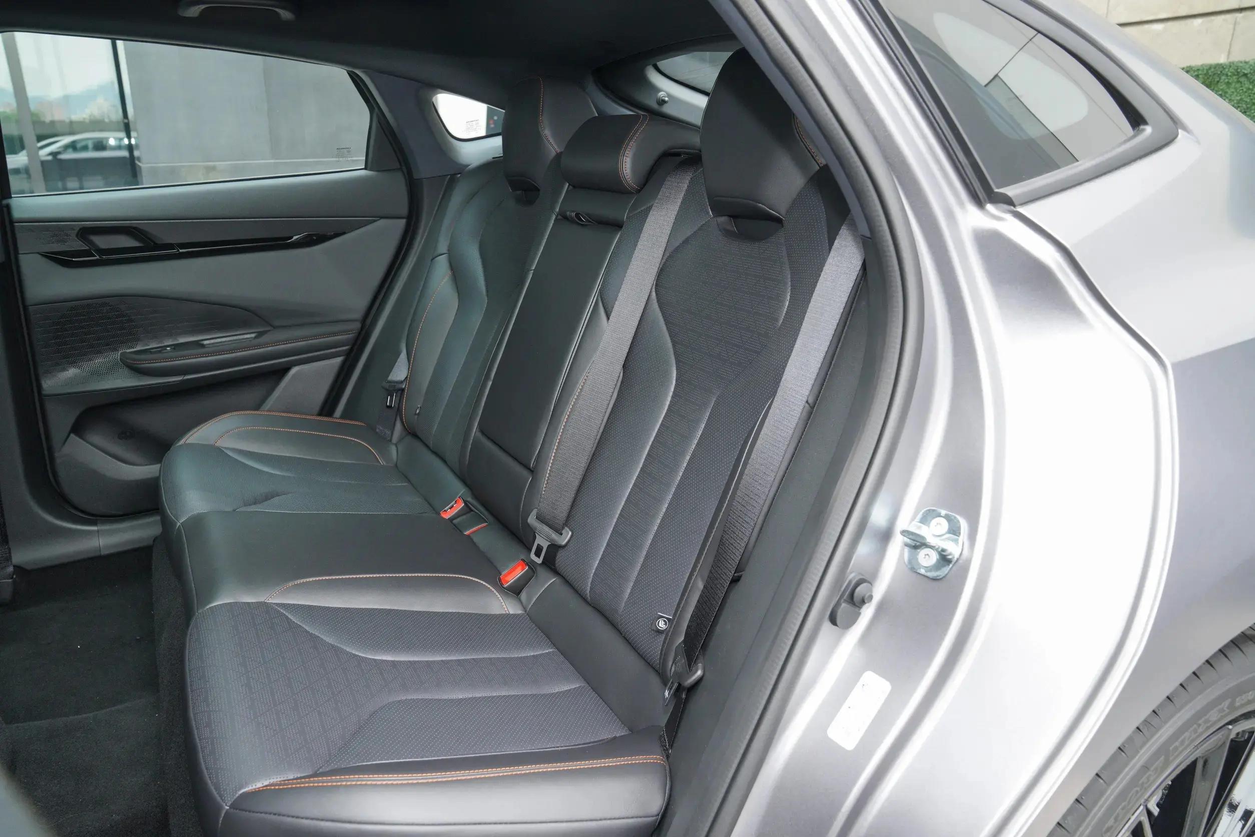 uni-v运动版车型什么样的,23款uni-v运动版试驾