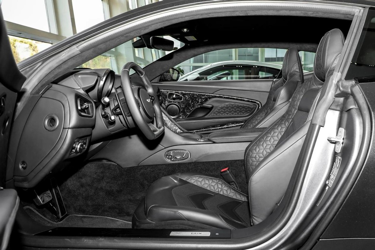 阿斯顿马丁dbsv12顶配,阿斯顿马丁dbsv12coupe最新落地价