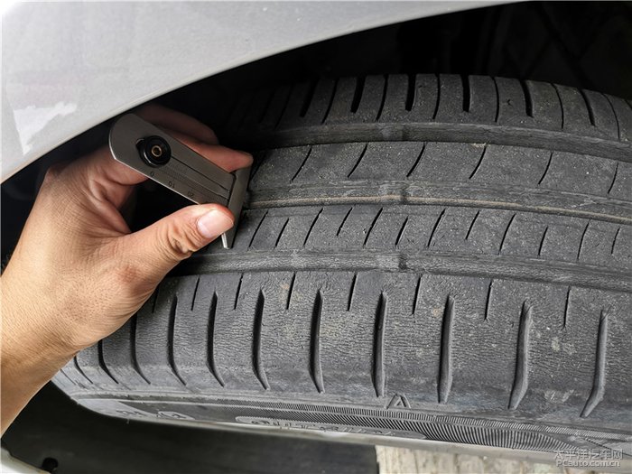轮胎9年了才跑3万公里要换吗,轮胎被马路牙子刮破点皮要换吗