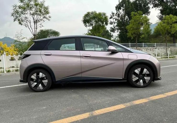 适合女生十几万左右新能源车,适合女生开的新能源车推荐20-30万