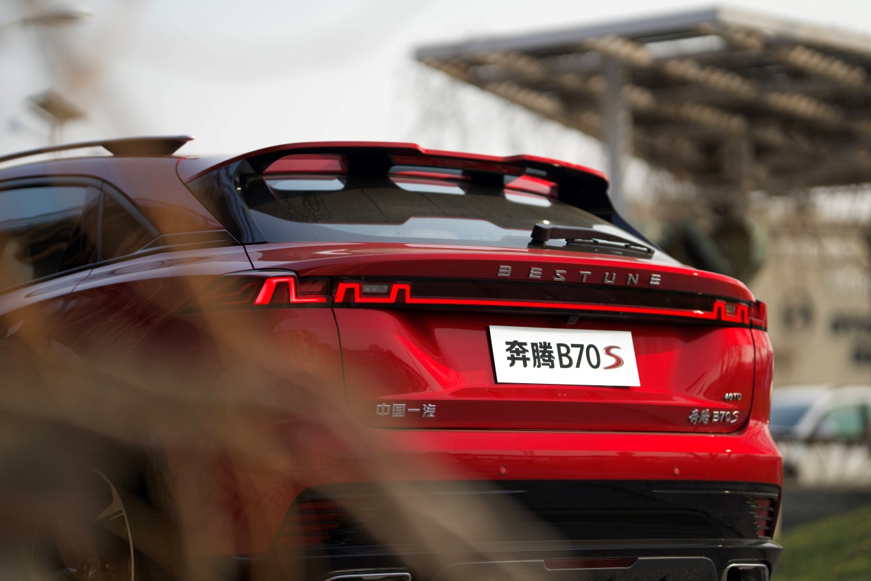 一汽奔腾b70s白色轿跑,上市新车全新b70