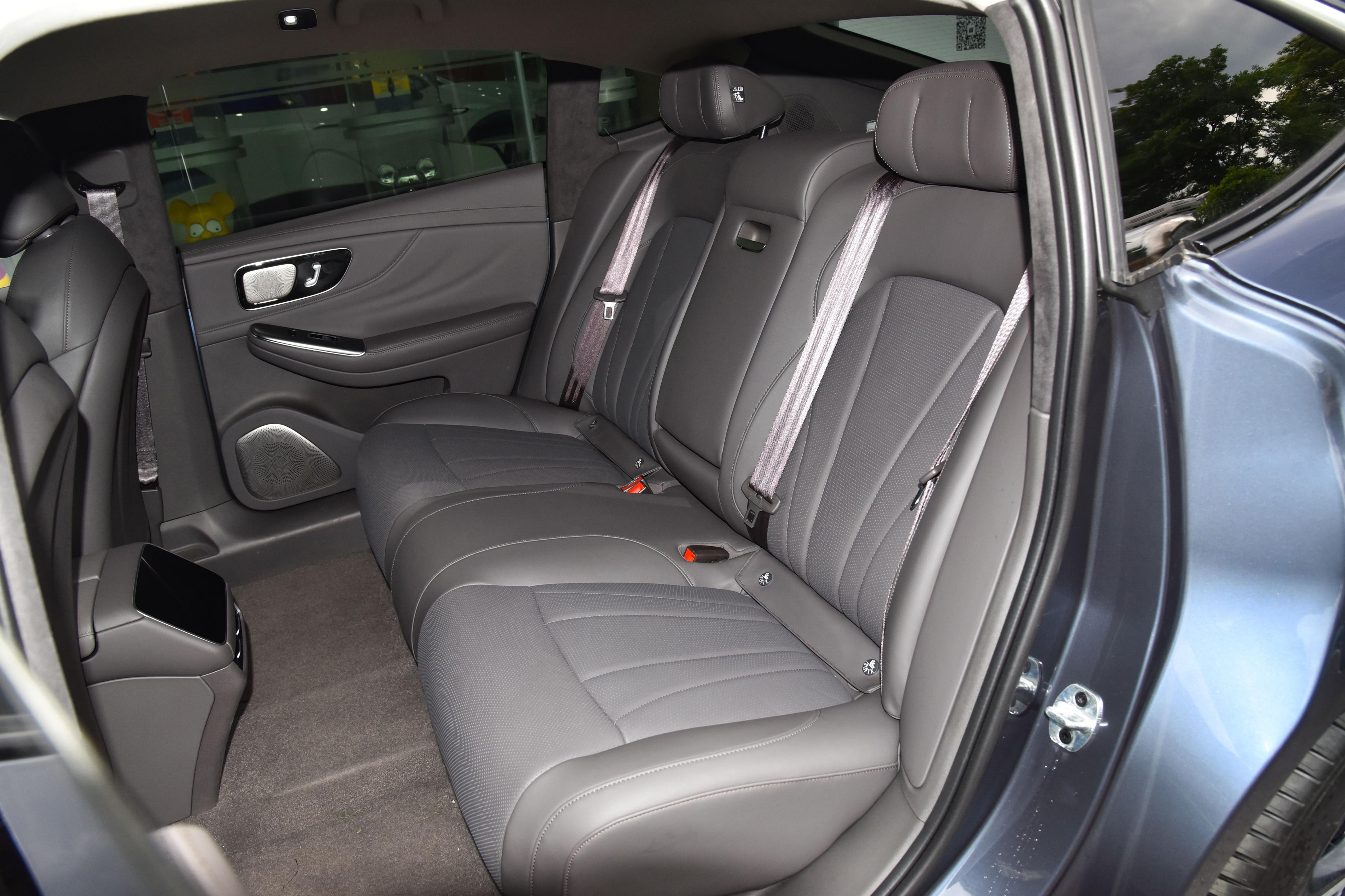 轴距3米纯电,轴距3.7米