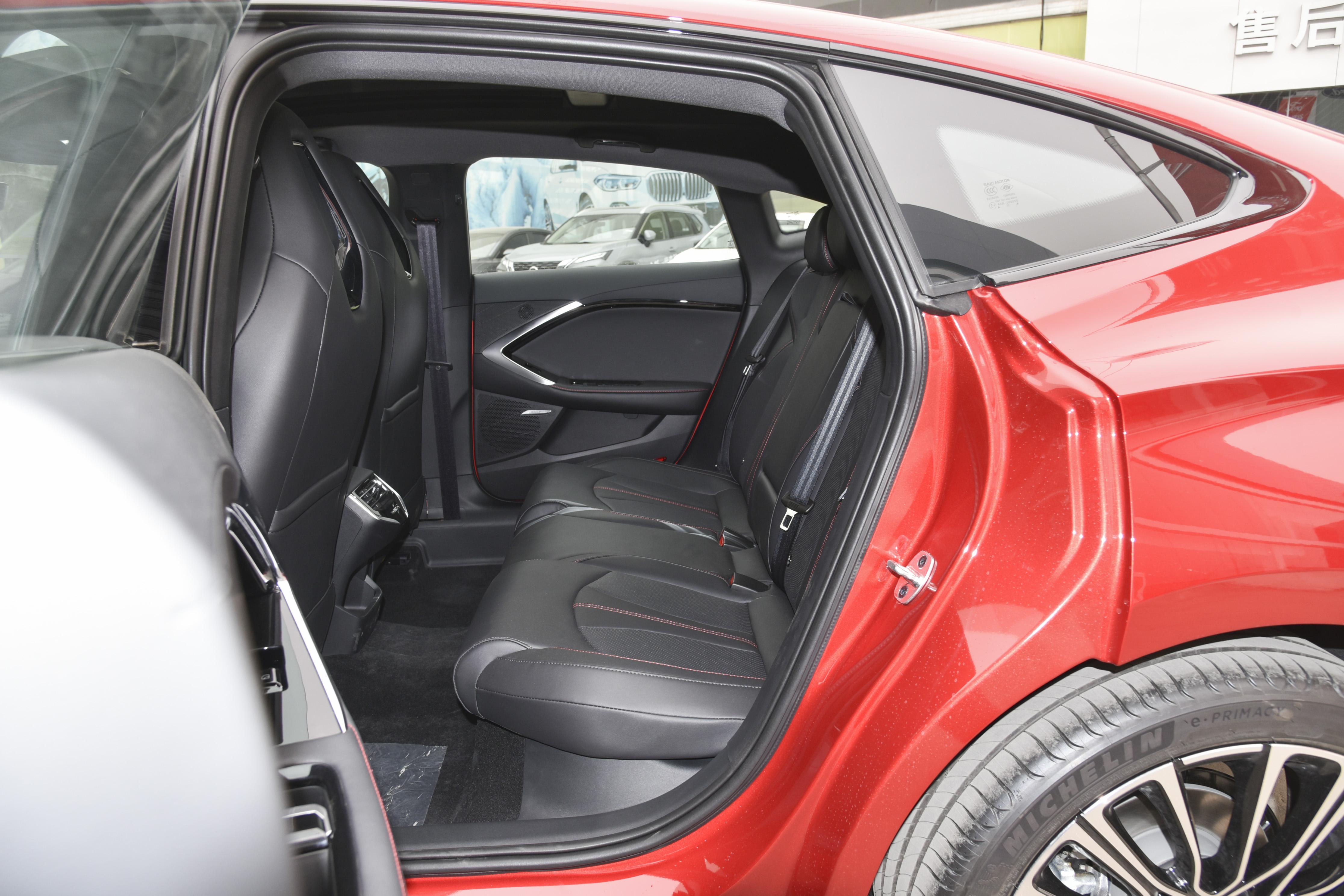 艾瑞泽8和名爵mg7哪个好,名爵mg72.0T落地价