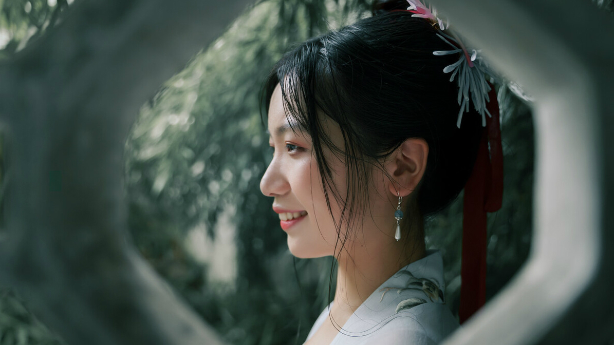 小说：她向大汉兜售丹药，为自保谎称认识炼丹师，大汉立马巴结她