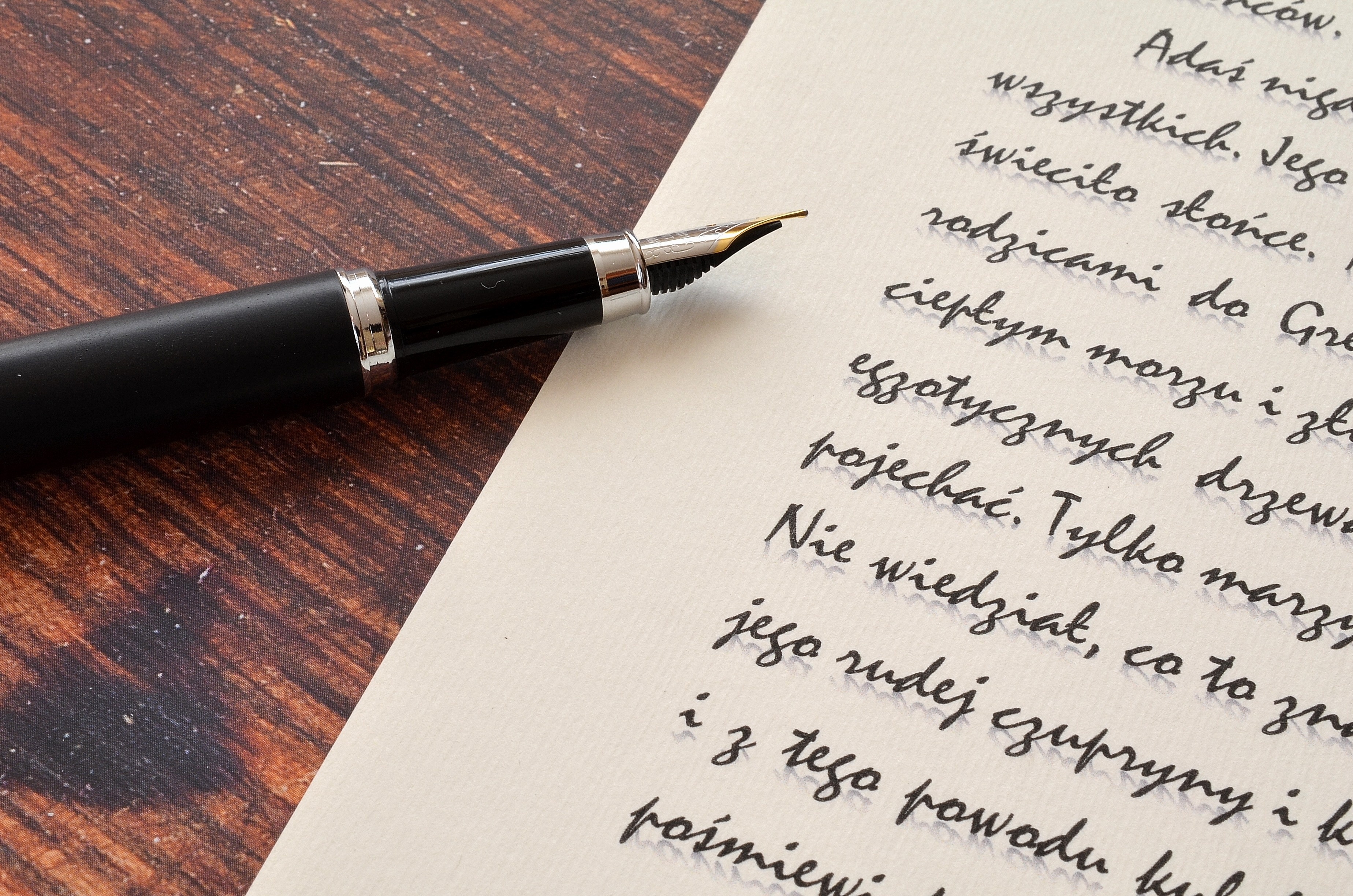 男子穿上喇叭裤，性格大变，居然开始*戏调**村里的姑娘