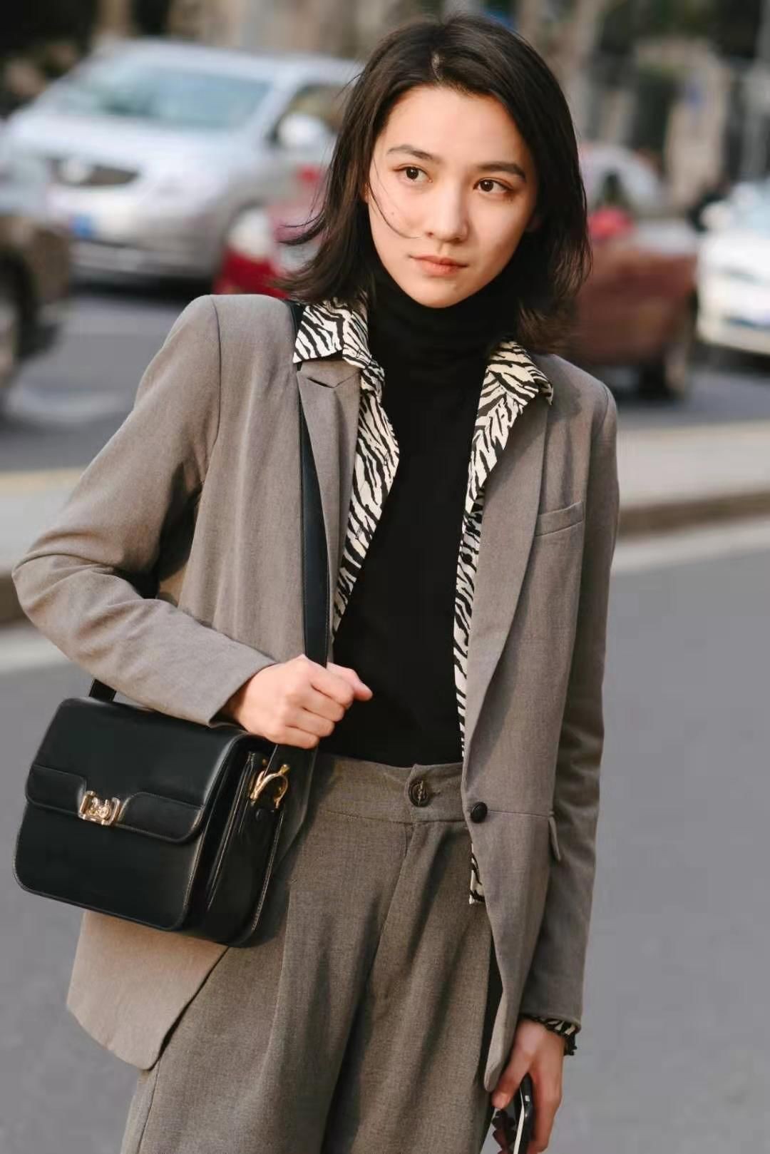 作为女人一定要有女人味,白色的羊绒衫是漂亮女人的标配