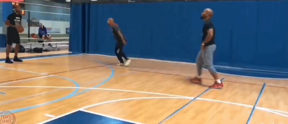 正确传球姿势教学胸前推传,传接球技术要领