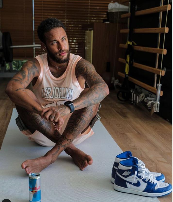 内马尔真篮球迷！晒乔1致敬乔丹还灌心灵鸡汤，与科比是好友