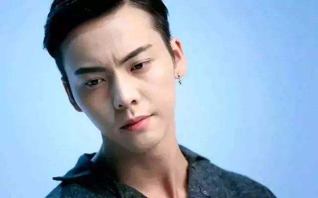 陈伟霆戴耳钉视频,陈伟霆黑色耳钉