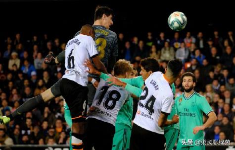 库尔图瓦神勇连扑助皇马提前夺冠,皇马库尔图瓦夺冠视频