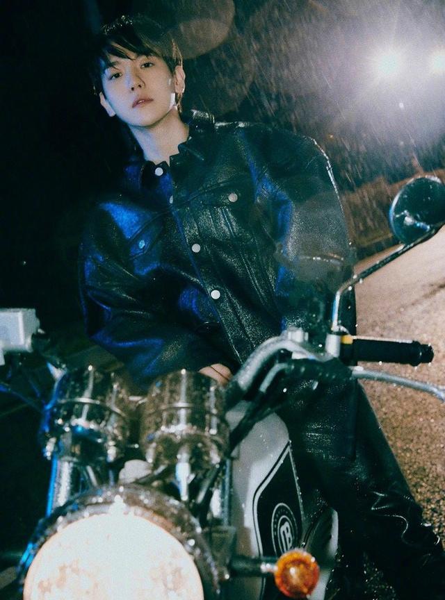 边伯贤理想型红衣黄裤,17年边伯贤黑西装舞台