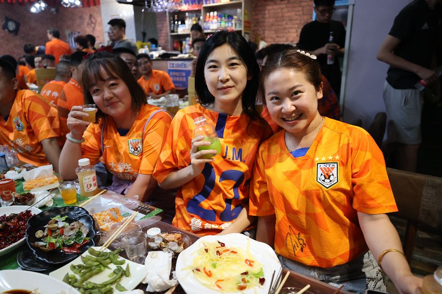 “第二现场”与球队同在，橙色火焰为球队助威