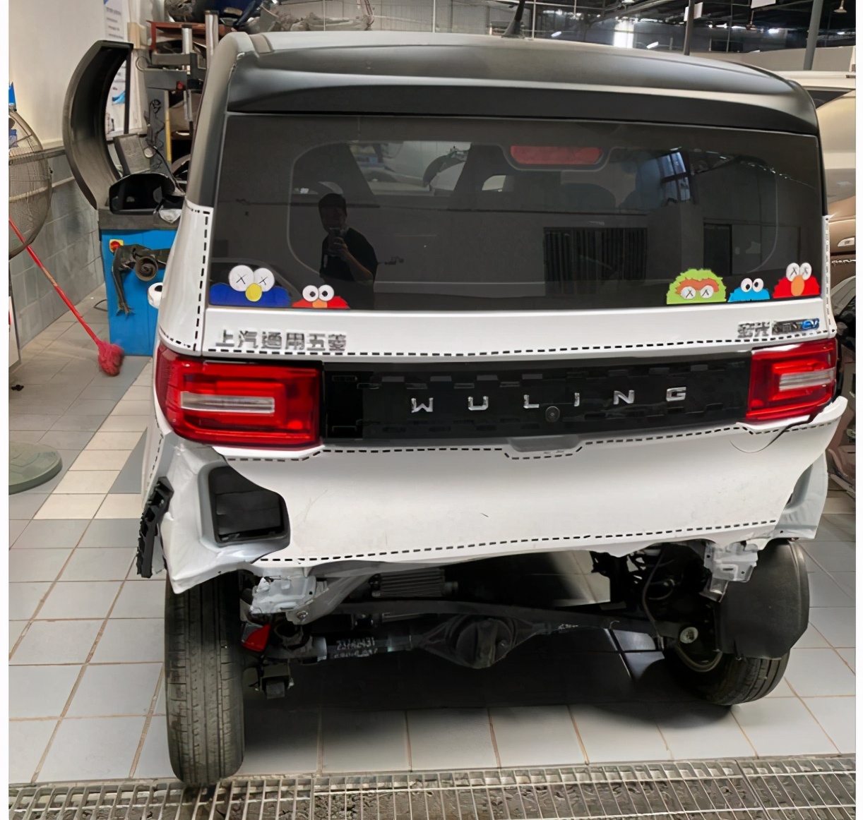 五菱宏光mini撞了个大窟窿,五菱宏光mini保险杠拆解视频