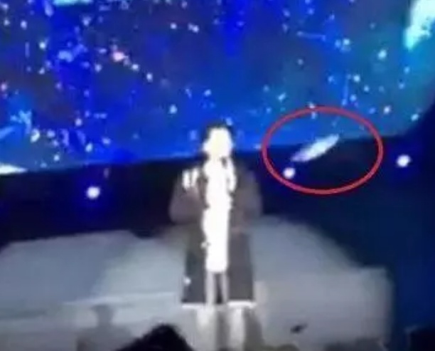 王俊凯推易烊千玺蹲着,王俊凯易烊千玺摸头