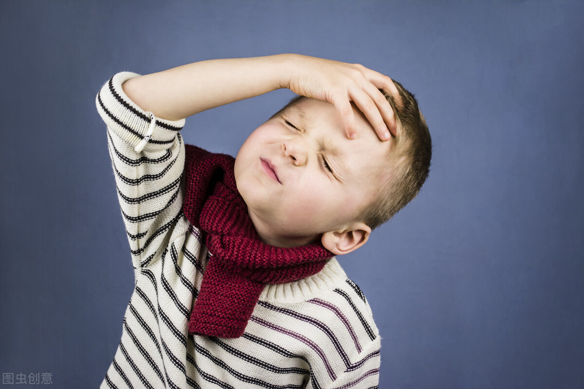 1岁宝宝摔跤头上起大包怎么办,小孩子摔跤很容易起包是怎么回事