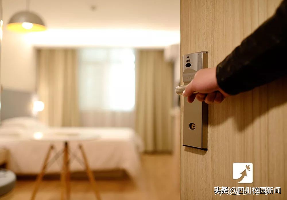 为什么住酒店要往马桶里倒壶开水,为什么住酒店时要烧开水倒马桶里