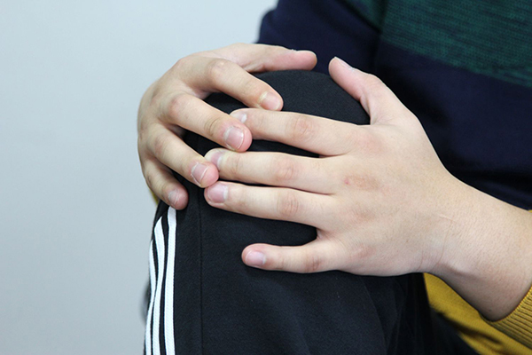 上下楼梯走路膝盖疼咋回事,上下楼梯时膝盖总是响是怎么了