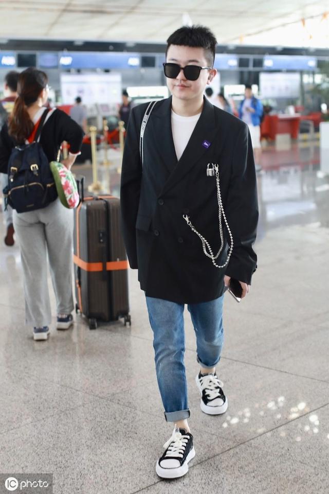 张大大红毯造型,张大大机场牛仔裤