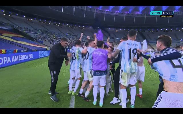 梅西6次冠军,梅西第8次夺得金球奖全场起立