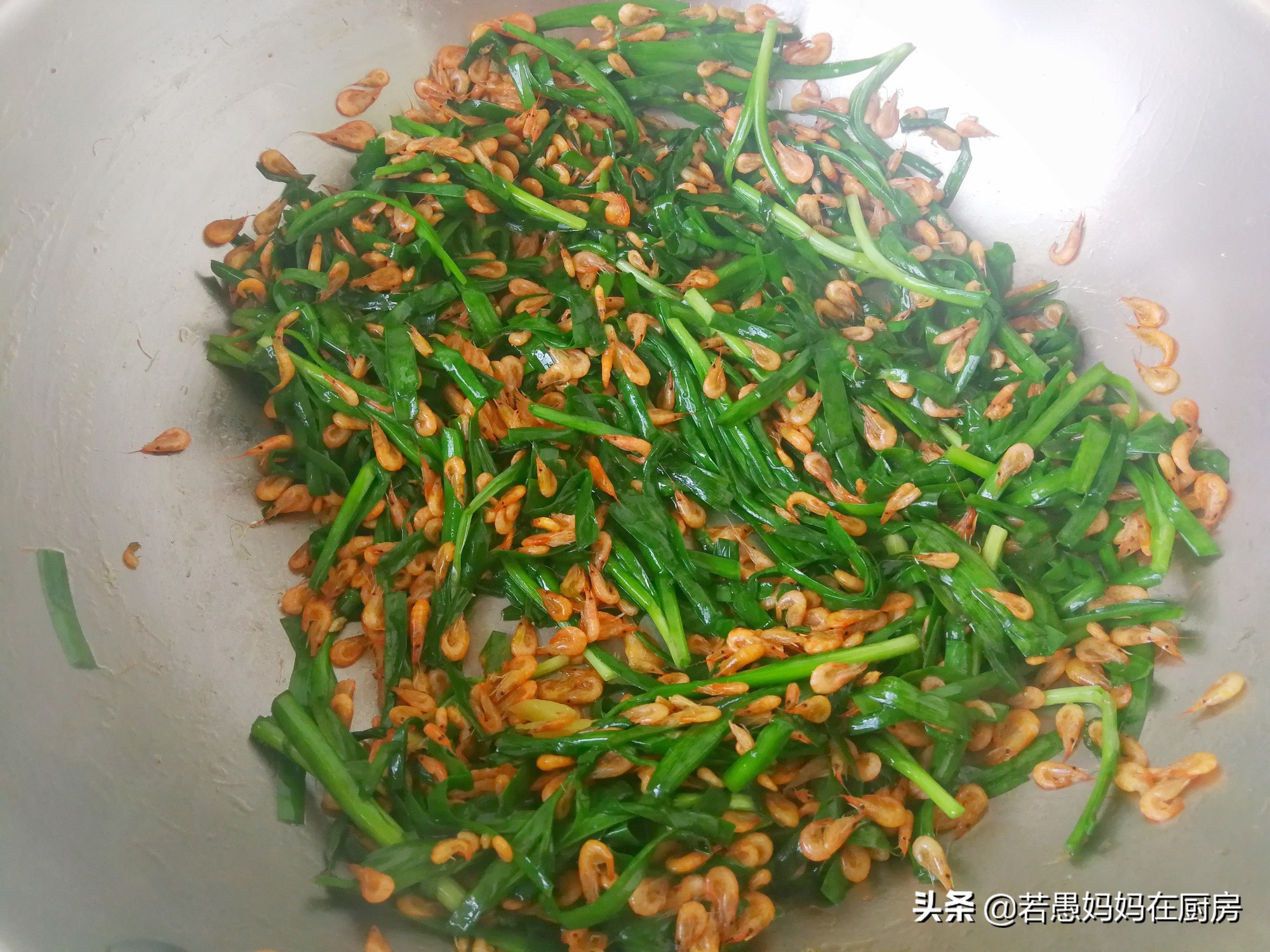 韭菜炒河虾的虾怎么处理,韭菜炒河虾要先把河虾焯水吗