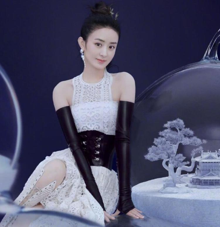 赵丽颖一袭金色星光渐变裙出镜,赵丽颖穿白色裙子亮相代言