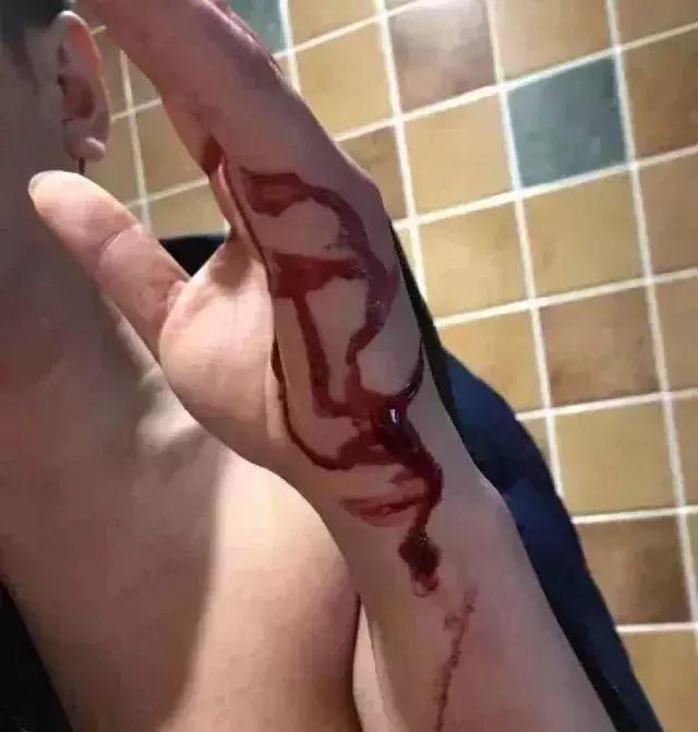 涓ゅ皯骞磋繛浜哄甫杞︽帀杩涙筏娉ユ矡,鐢峰瓙杩炰汉甯﹁溅缈昏繘姘村