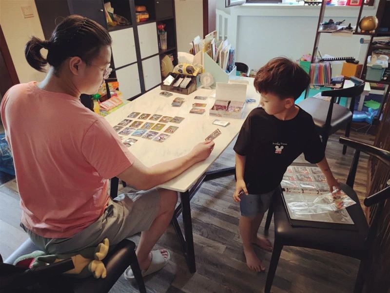 奥特曼卡片是买传奇好还是黑钻好,奥特曼卡片到底该不该给小孩买