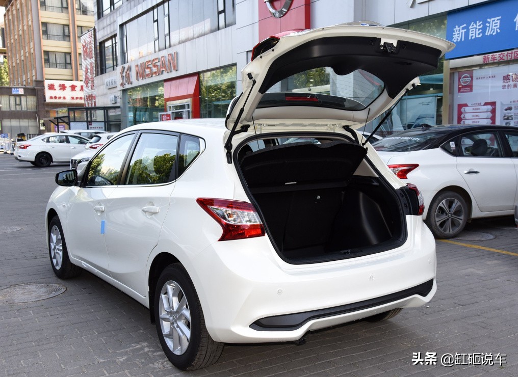 代步小车两厢骐达，空间不小还省油，皮实耐造，自动挡才9万