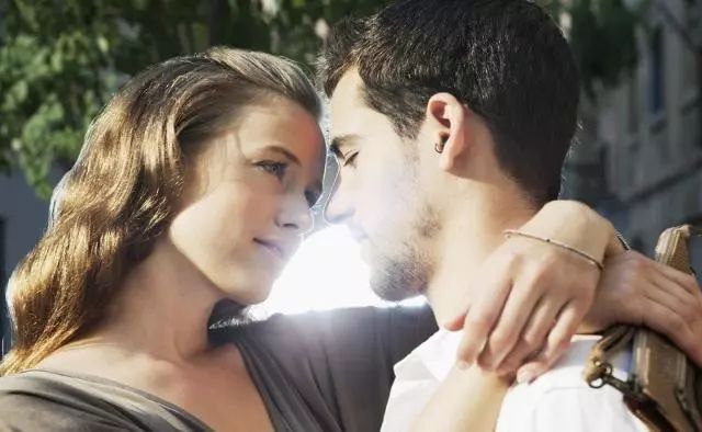 接吻的艺术！熟练五个简单的接吻大秘密，给她一个性感热情的吻