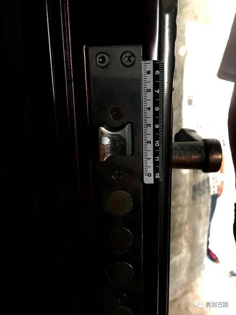 岳阳楼警方破获一起砸车窗盗窃案,岳阳警方破获跨省盗窃团伙