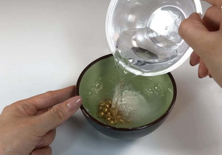 金首饰戴久了发黑没光泽，加点“便宜货”一刷，和新的一样光亮！