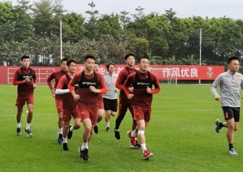 国奥队长搞不懂越位规则，还有多少人会嘲笑李铁训练颠球？