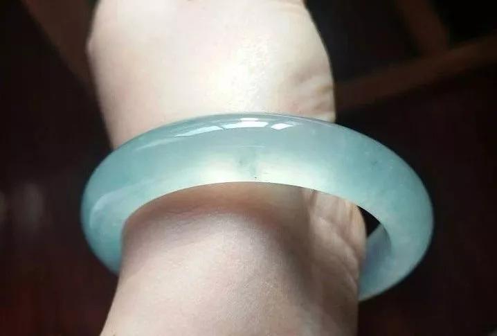 试戴手镯手痛怎么救治,翡翠手镯变形