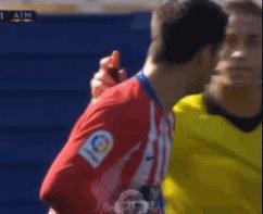 西甲再现离奇黄牌!马竞前锋背身遭裁判摸头,回头理论被罚黄牌