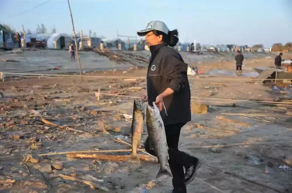 乌苏镇东方第一哨所哨兵,黑龙江边境边防战士冬天站岗