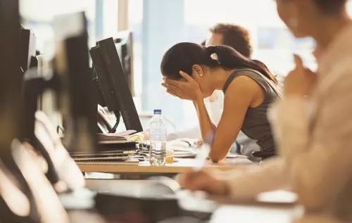 手麻要警惕左手麻木,手臂酸胀手指发麻警惕四种病