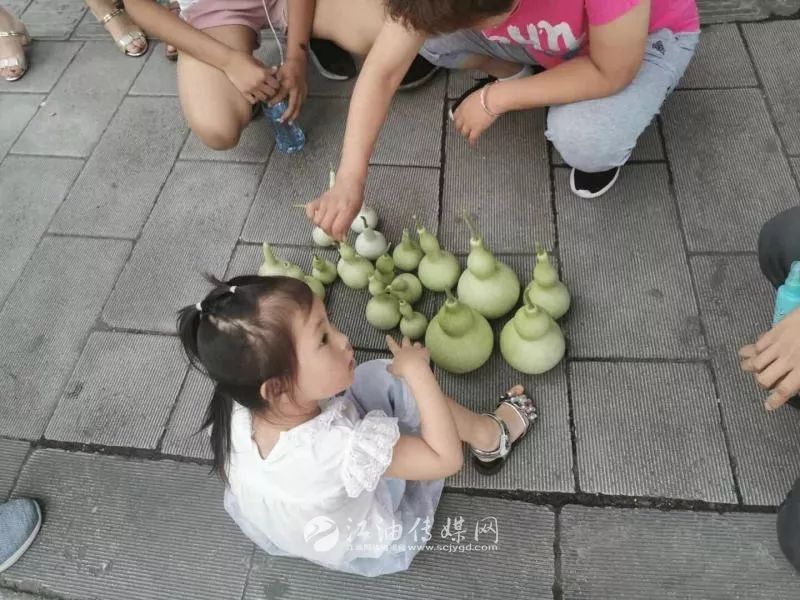 江油五岁葫芦娃,葫芦娃摆摊卖六娃