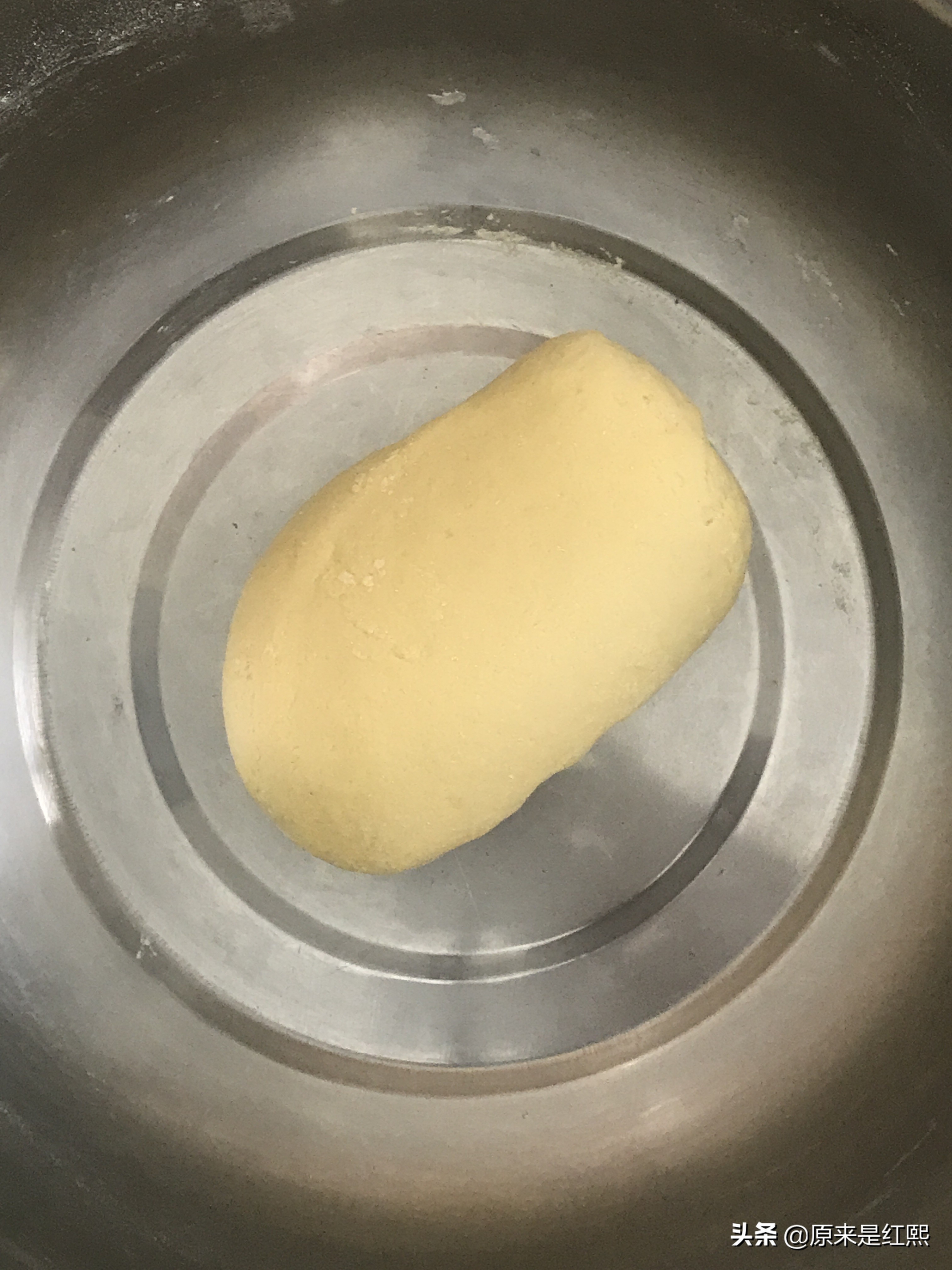 面粉做的各种不同的馒头,面粉加牛奶做出来的馒头