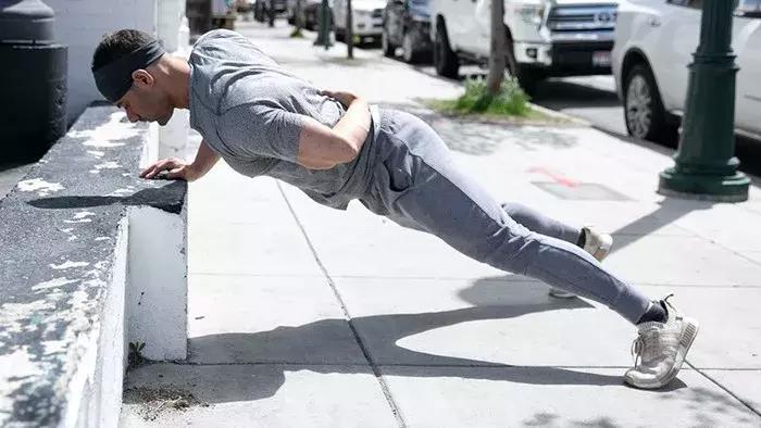 一天半小时锻炼计划表,无器械锻炼一周七天怎么安排项目