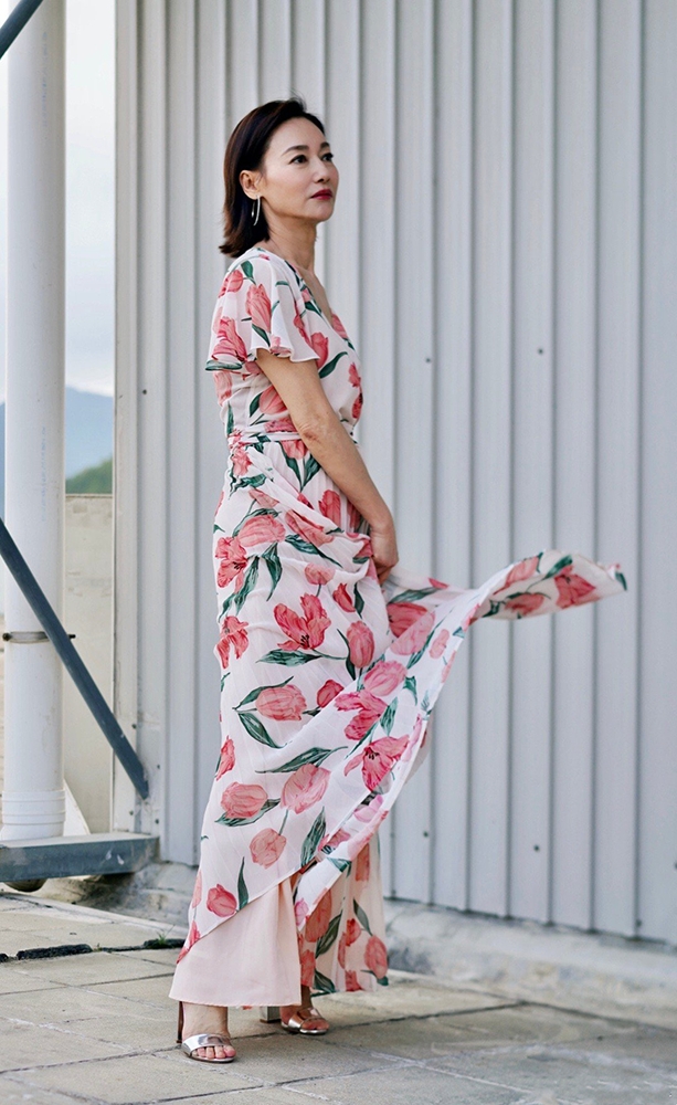 60岁惠英红大片妆发风情魅力,60岁惠英红街头拍戏