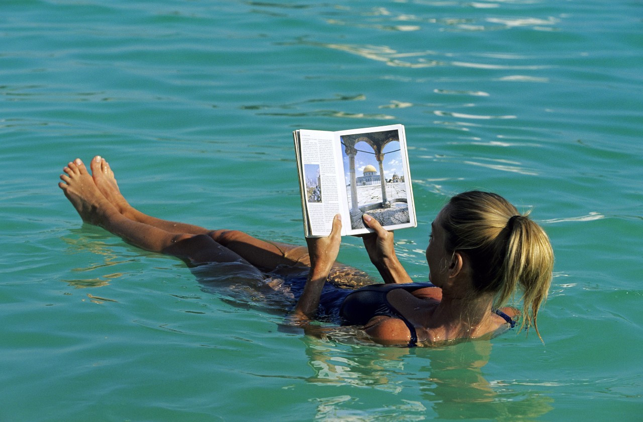 掉进水里几分钟会失去意识,不小心掉进钢水里怎么存活