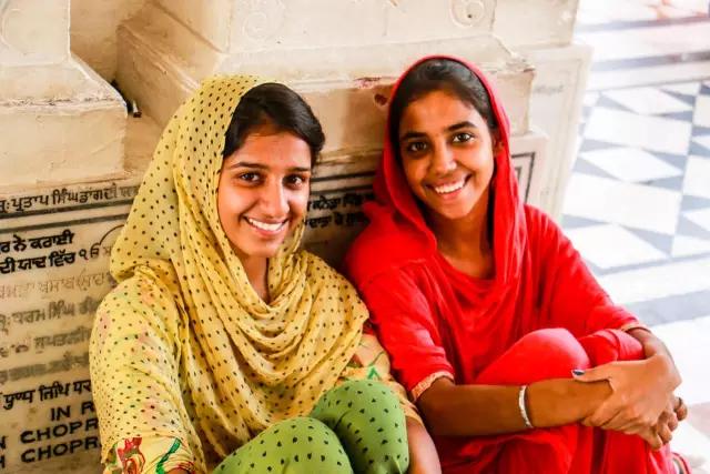 为解决妇女生理问题，男子穿带血卫生巾走上街头，却惨遭妻子离婚