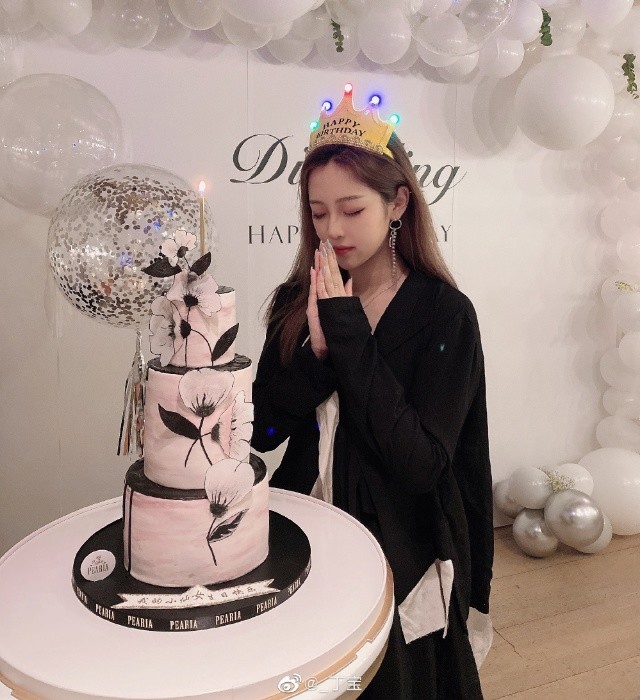 怕被牵连？丁丁紧急删除昔日甜蜜合照，疑似与黄小宝已分手