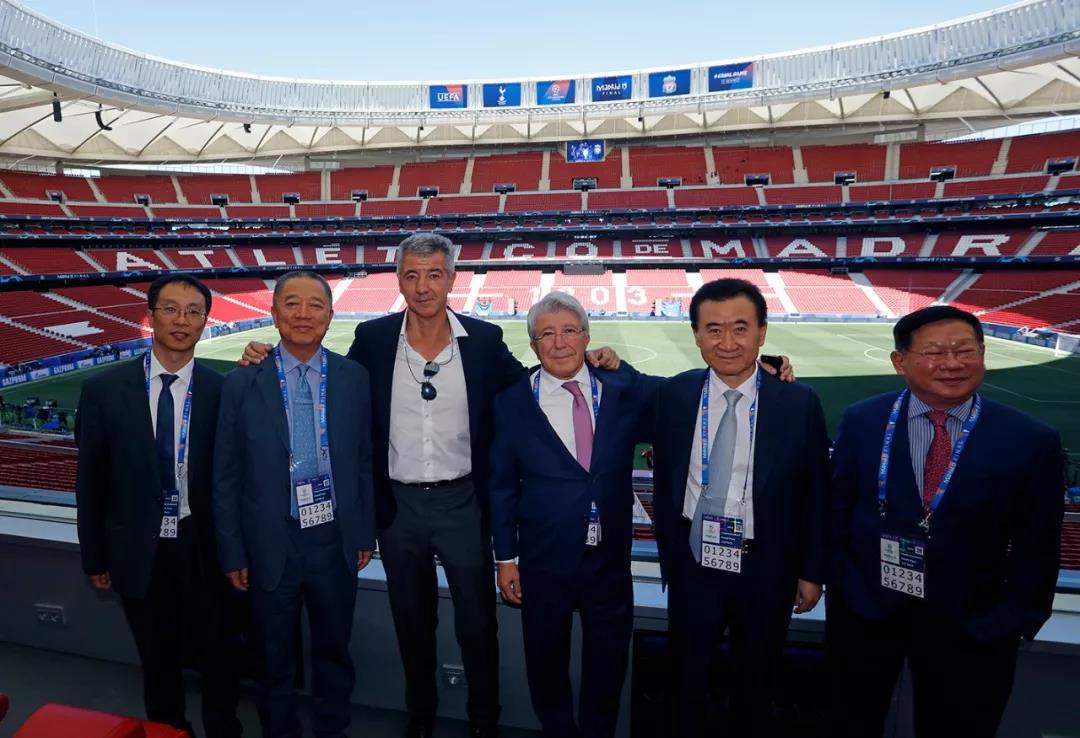 王健林许家印谈足球,许家印打足球视频