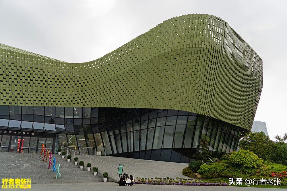 浙江第二有钱的城市，30亿建文化广场，商场里面市民排队买奢侈品