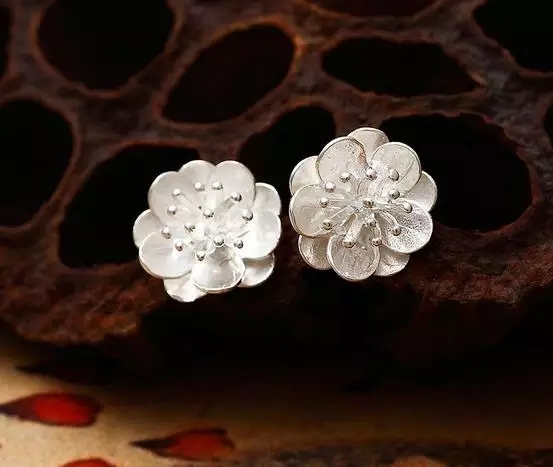 怎么辨别纯银的真假最直接的办法,鉴别纯银项链银吊坠