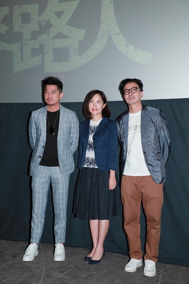 57岁郭富城穿西装笔挺出活动,郭富城双排扣西装搭配