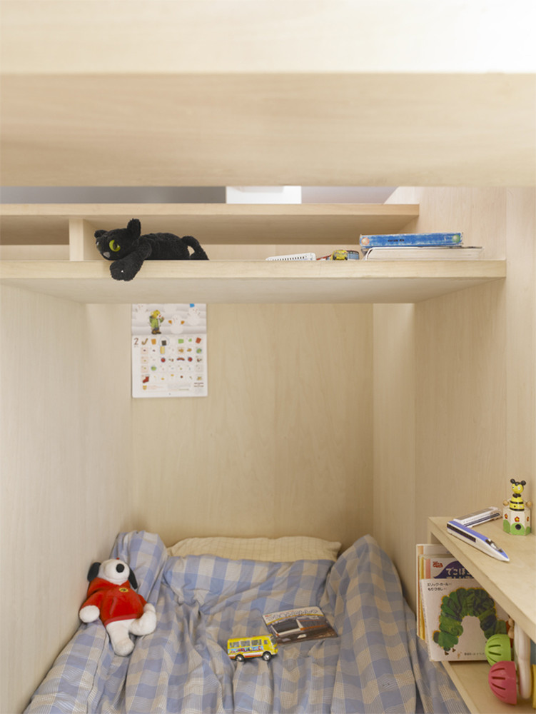 71平房子住6口人,4个孩子每人房间仅2㎡爬着进去,像睡在壁橱里