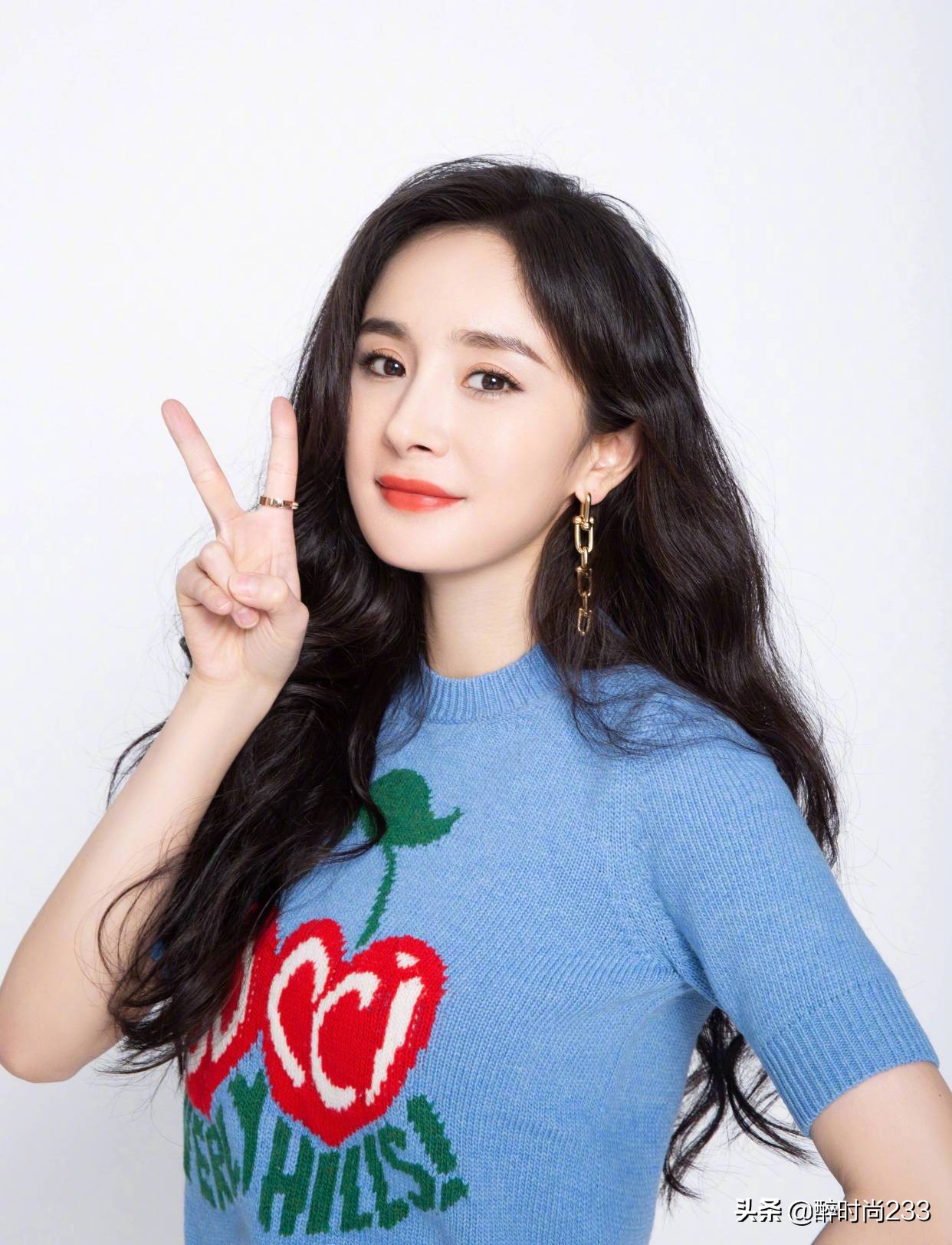 杨幂直播纯白西服,杨幂直播造型明亮动人