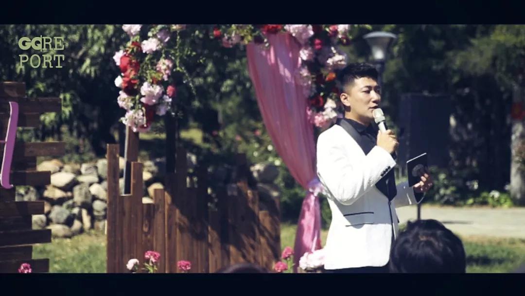 婚礼上恩爱美满的新人,也有不幸福的时刻。婚庆司仪出场费五位数!为你讲述新婚夫妻背后的秘密......